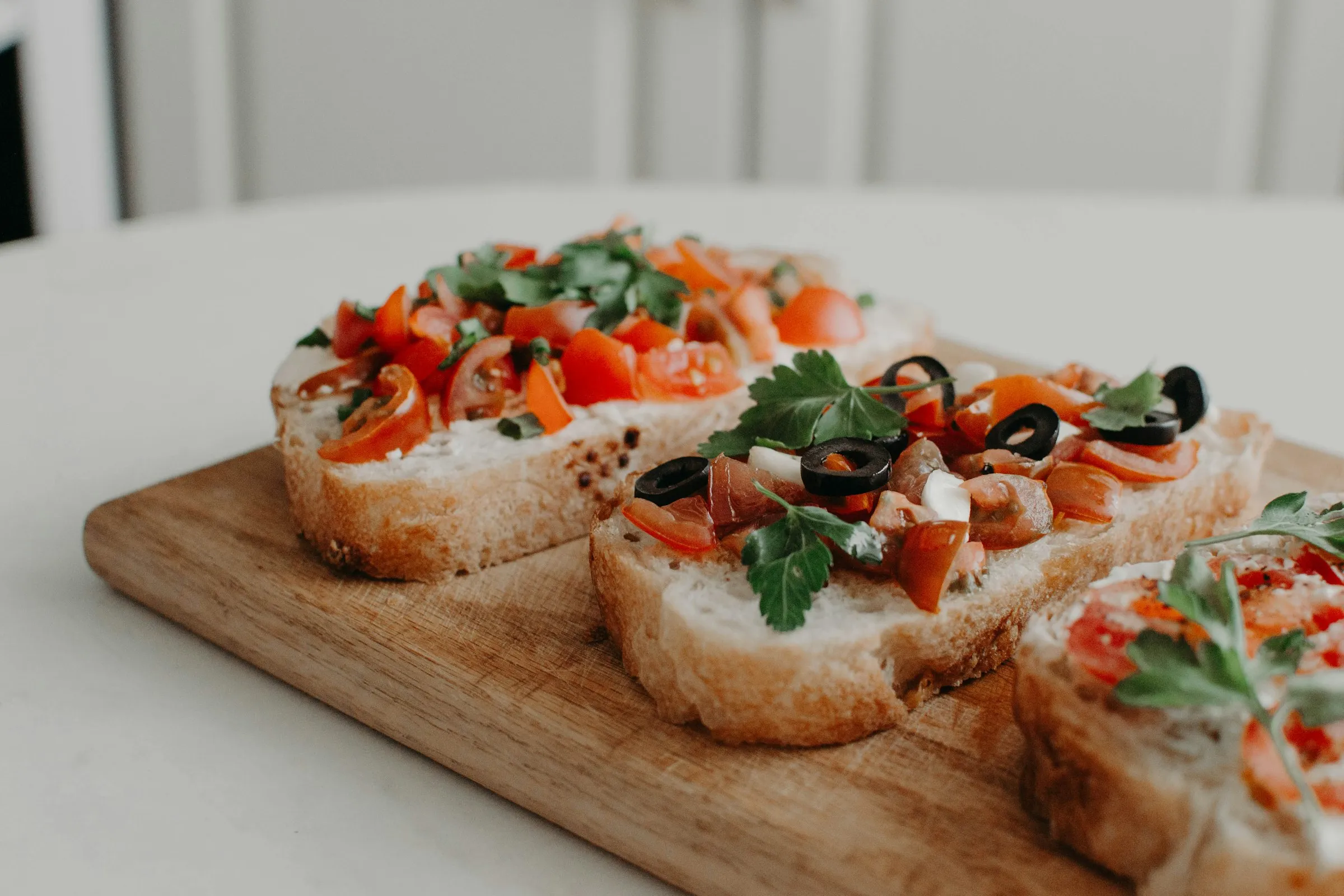 Bruschette con pomodorini e basilico