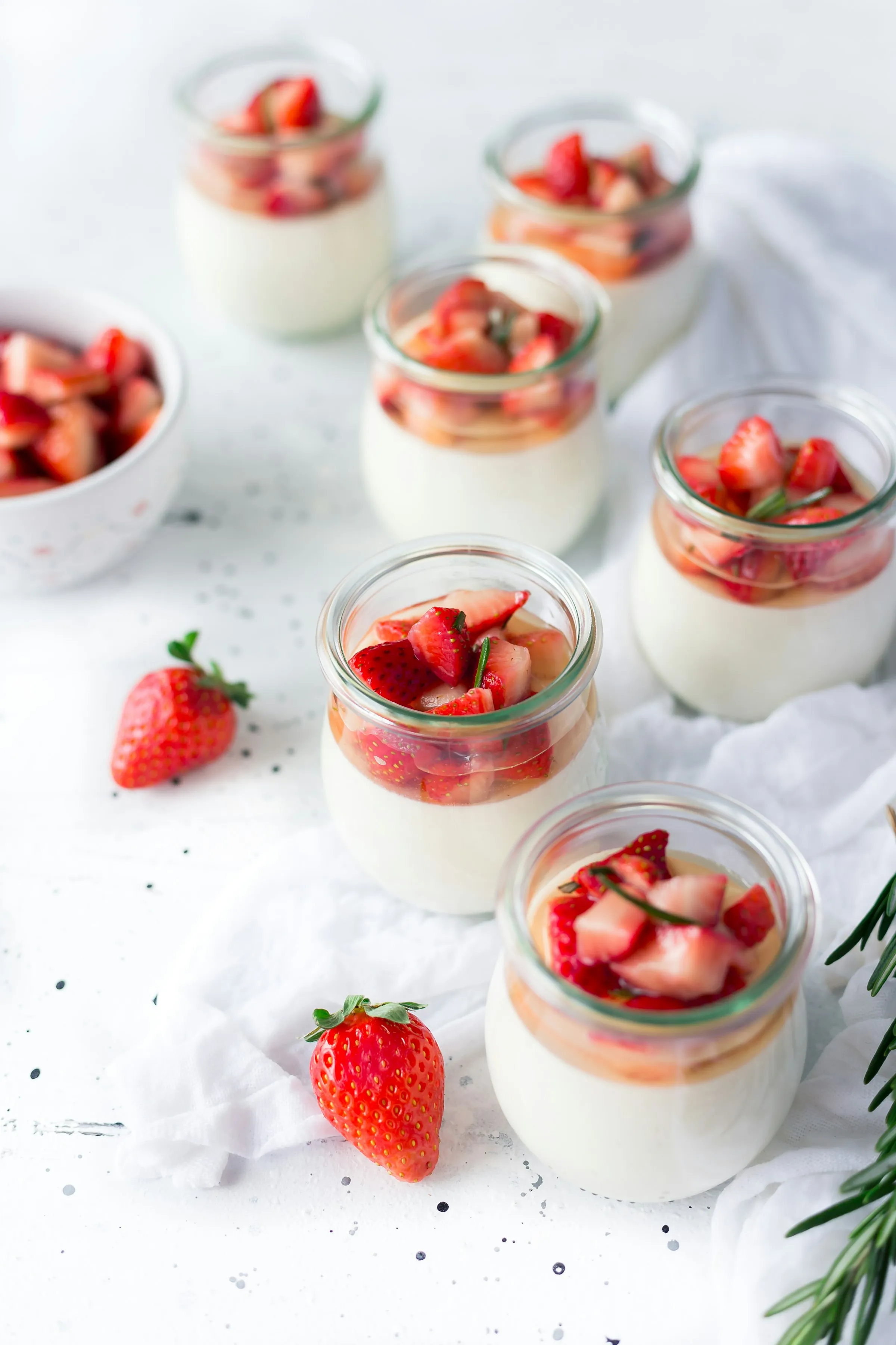 Panna cotta con fragole in barattolini di vetro