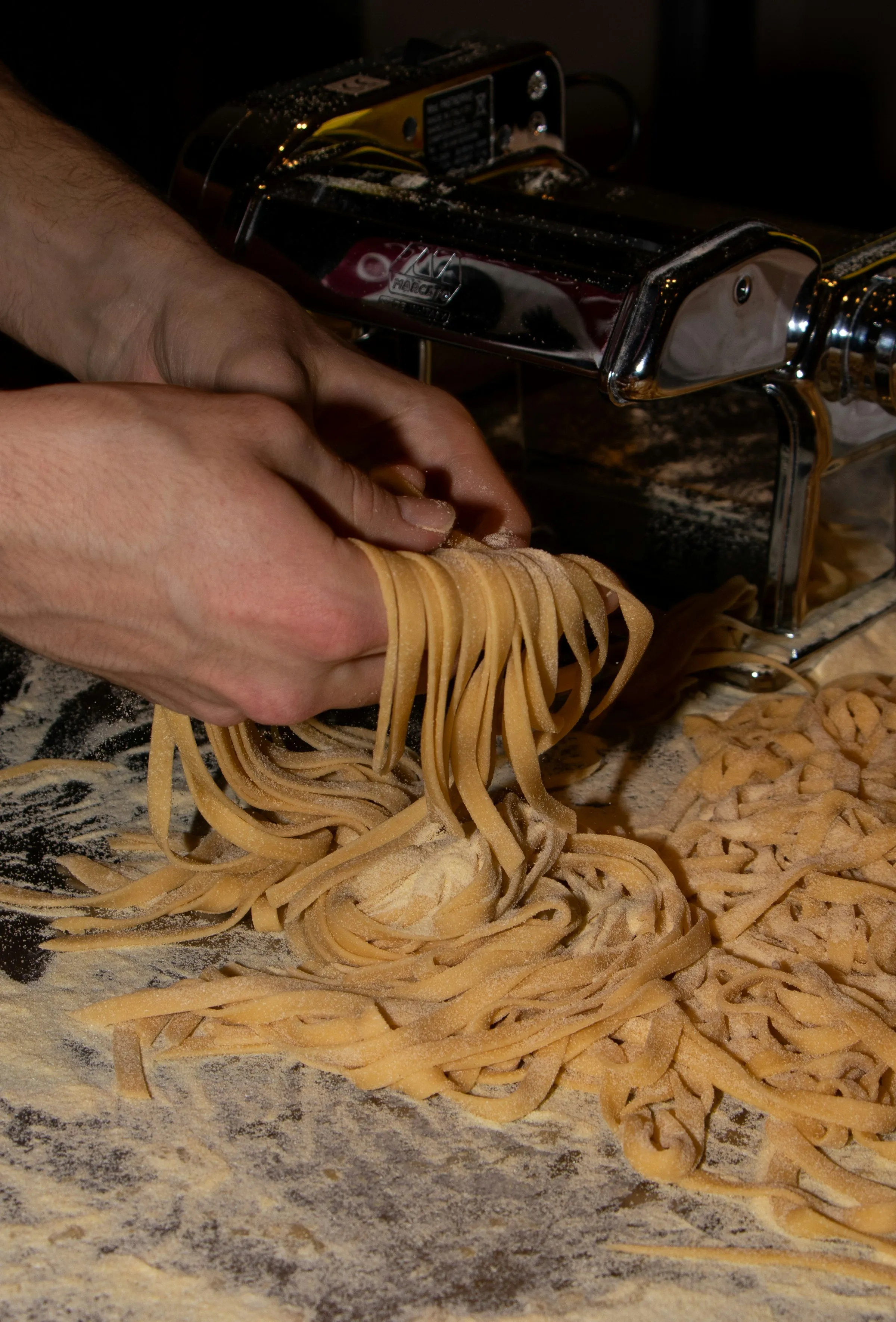 Mani che preparano le tagliatelle fresche