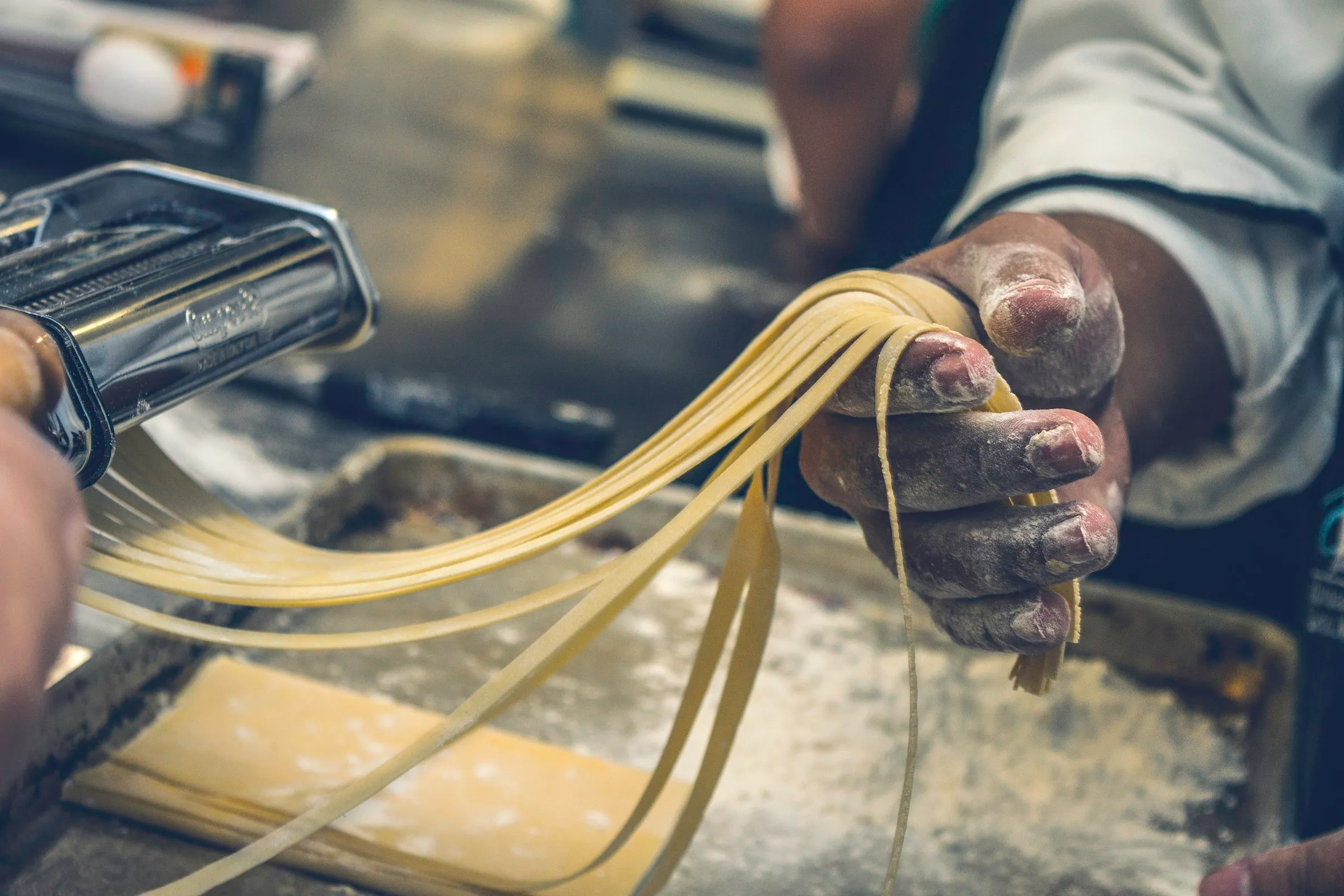 La sfoglia che passa nella macchina per la pasta