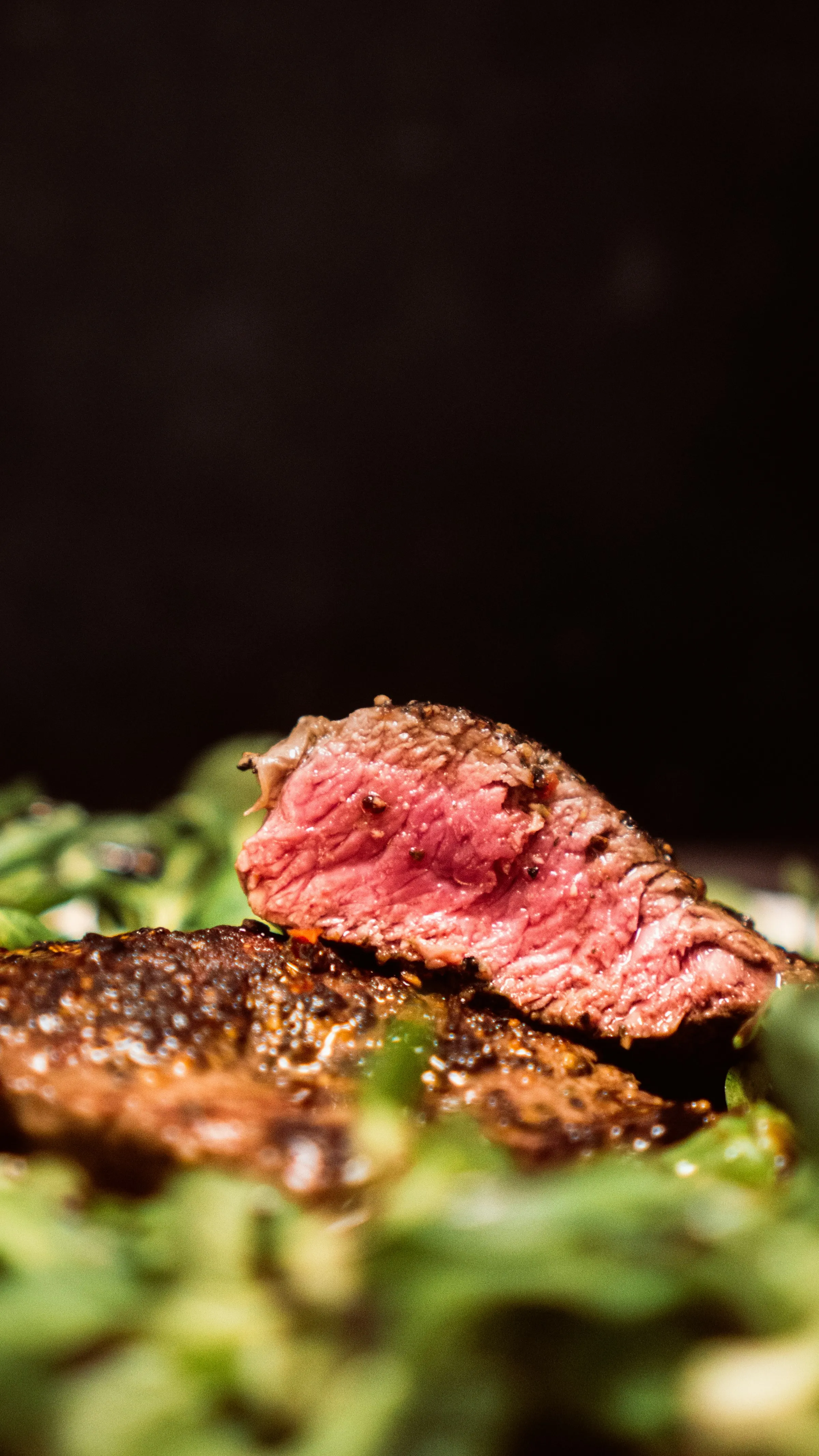 Tagliata di manzo su un letto di insalata